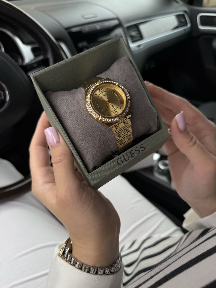 Оригінальній жіночий годинник Guess