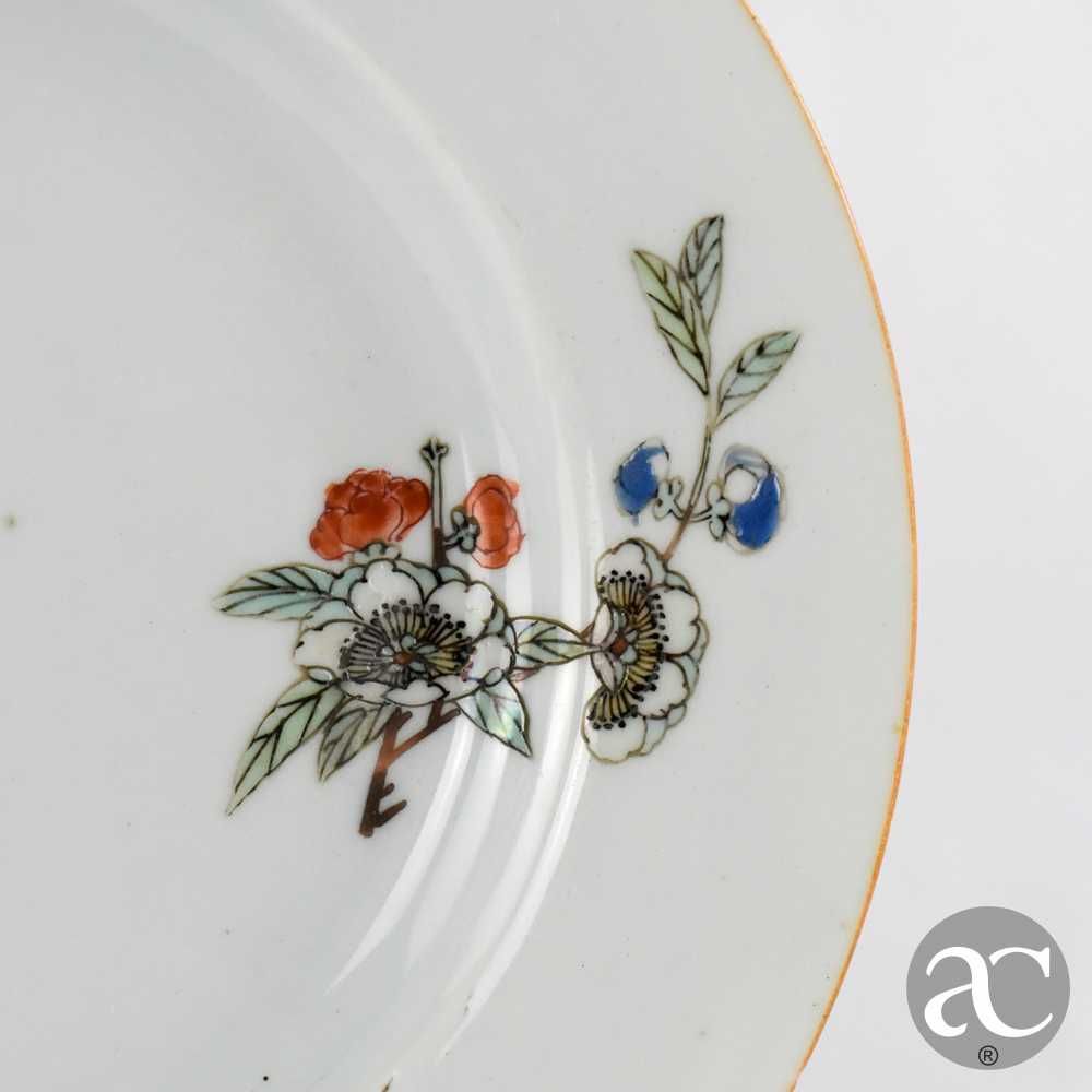 Prato porcelana da China período Yongzheng séc. XVIII, flores e inseto