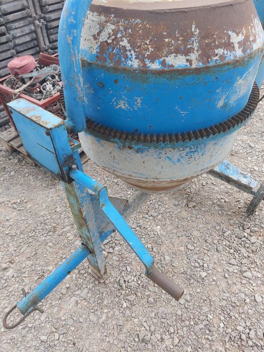 Betoniarka Typu Agro-Wikt Duża i Solidna Mieszalnik Transport