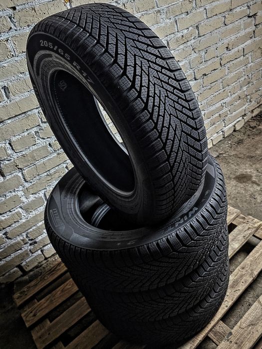 Зимові 205/65r17 Pirelli | 9/8mm | 2024 | Преміум шини | Стан нових