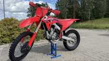 Hondę CRF250R z 2023 roku.
