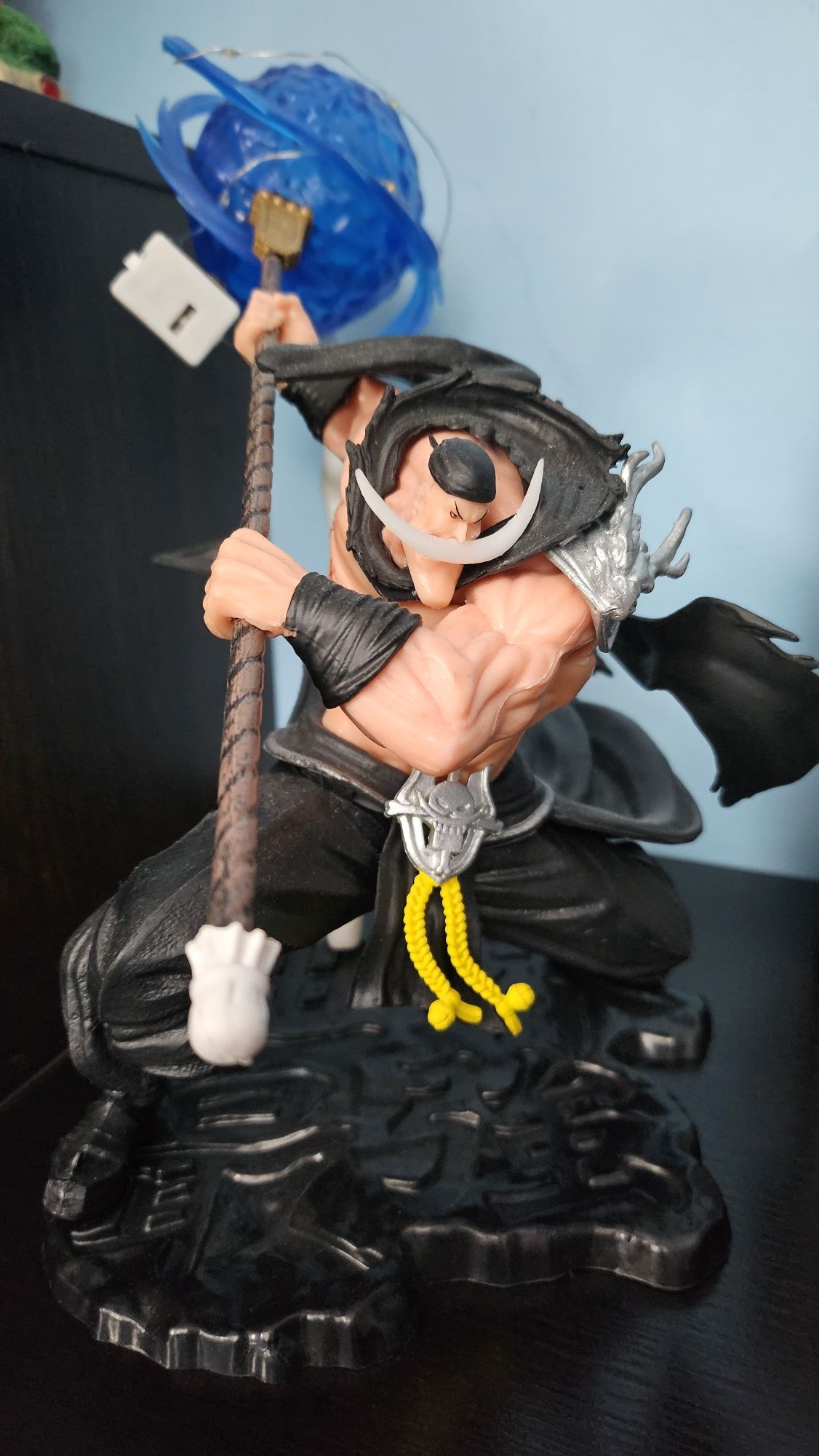 Anime One Piece Barba Branca 25cm novo sem caixa com luzes