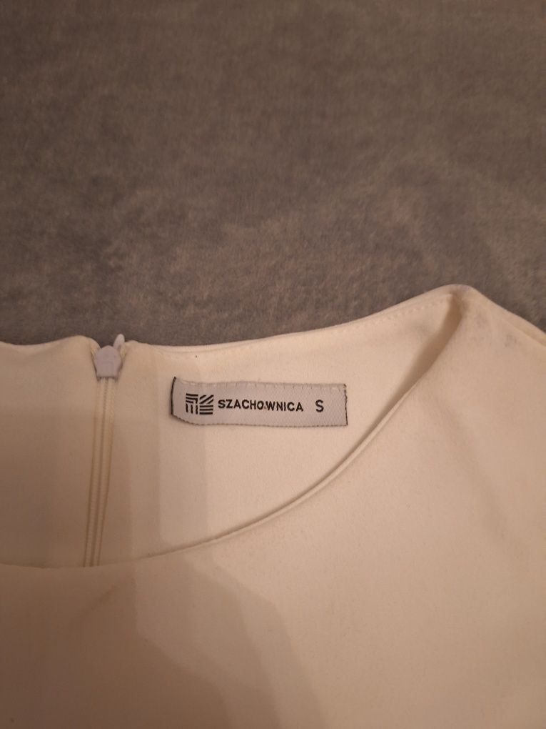 Elegancka sukienka w kolorze ecru z bordowymi akcentami #S#