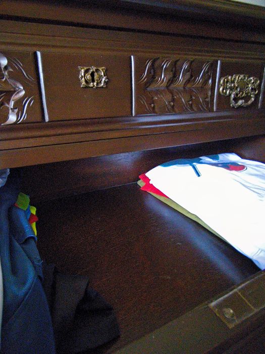 Vendo cómoda de quarto vintage de madeira escura trabalhada