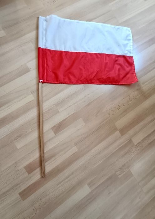 Flaga Polski na drzewcu