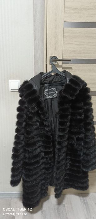 Шуба чорного кольору, торг умісний
