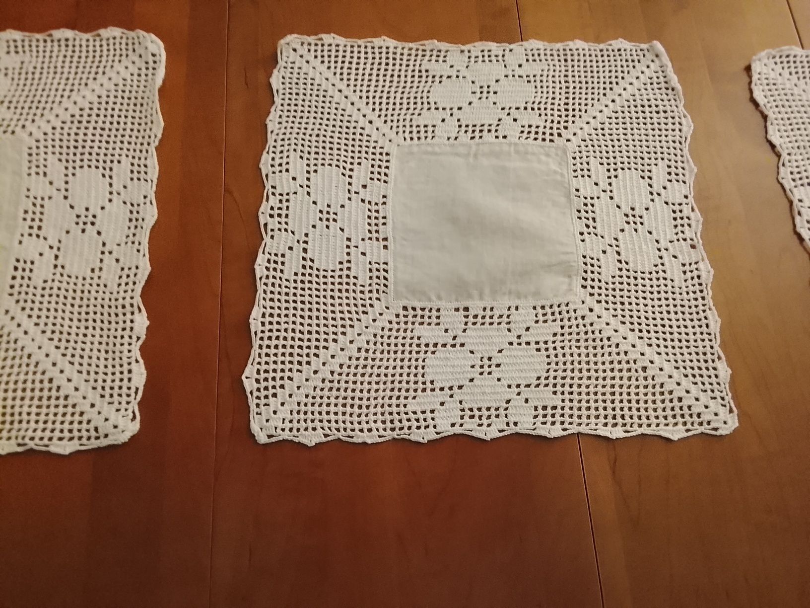 Conjunto de três naperons em crochê feitos á mão