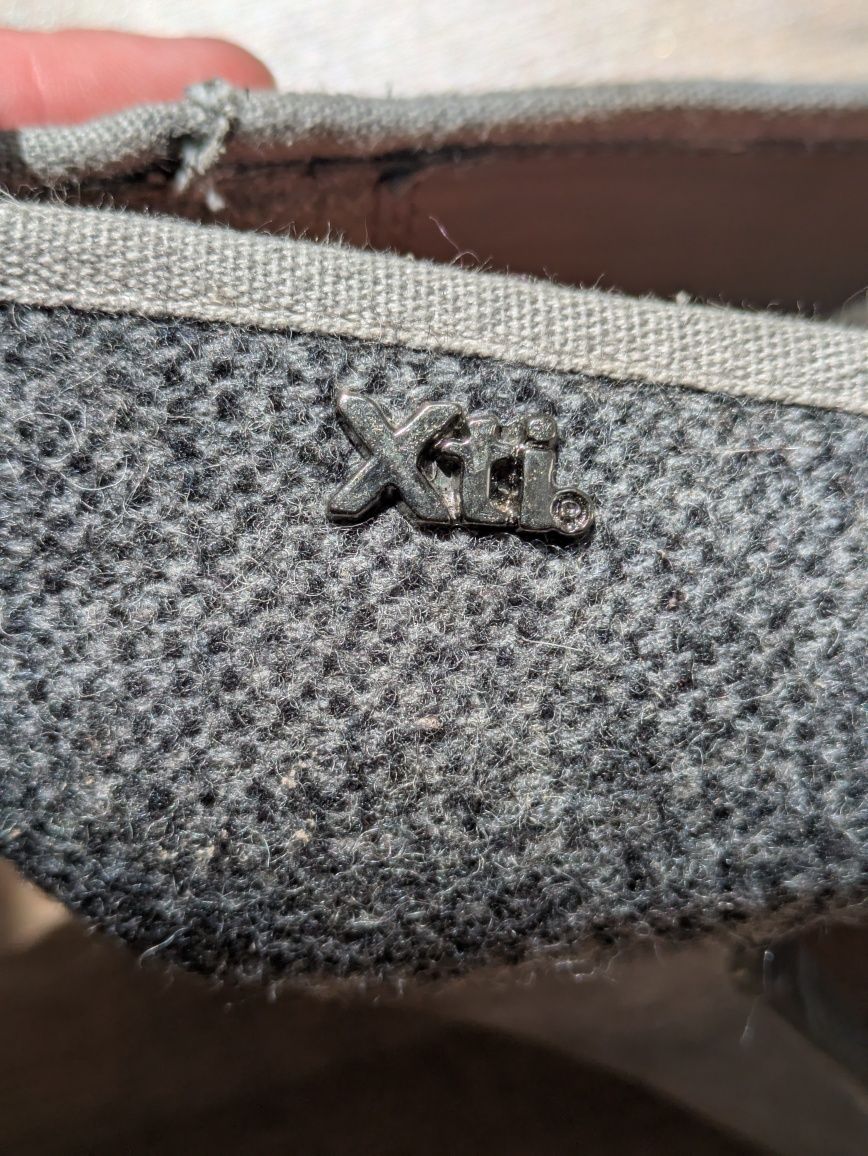 Sapatos cinza xti