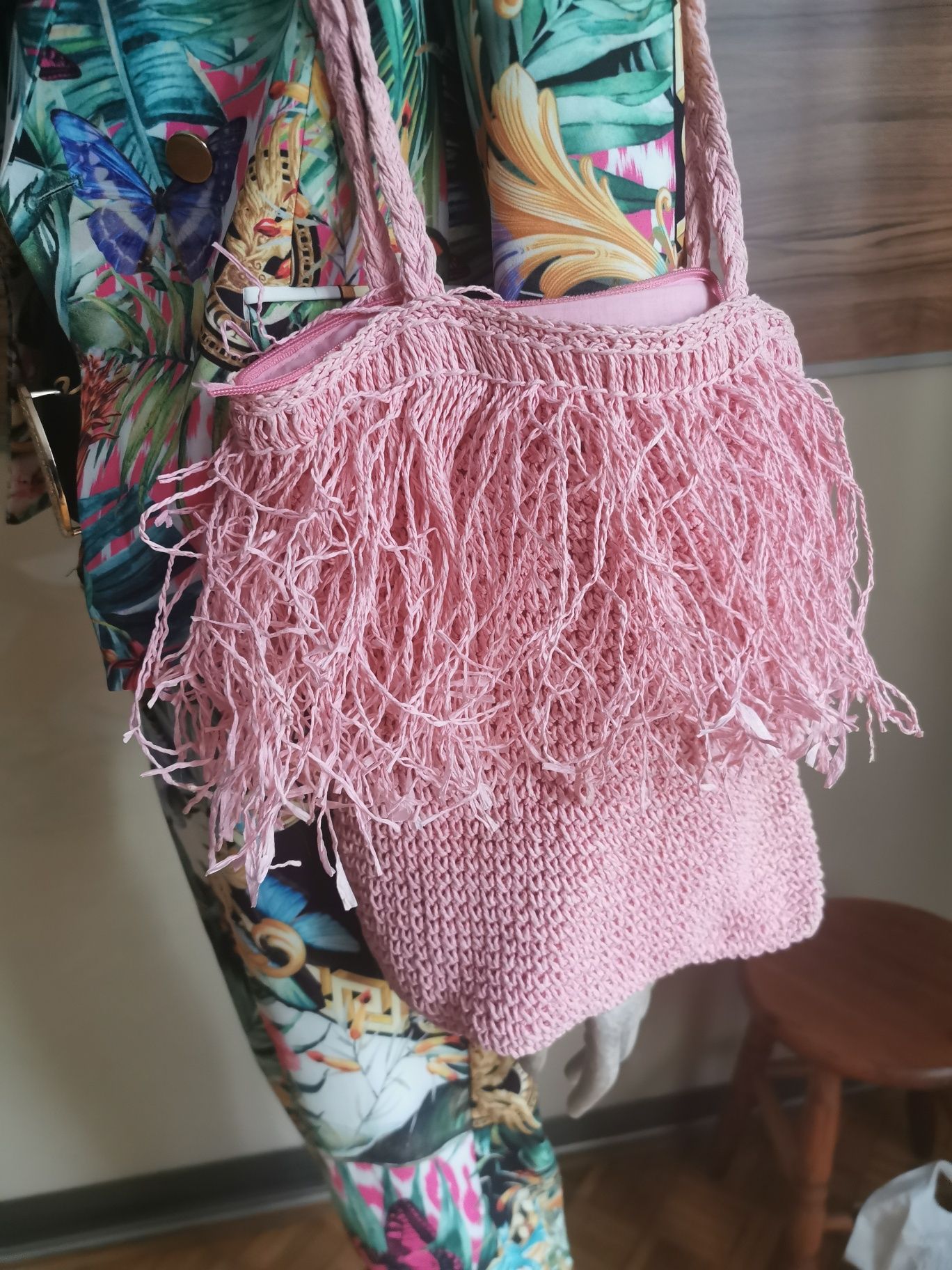 Piękna torebka damska w kolorze różowym z frędzlami