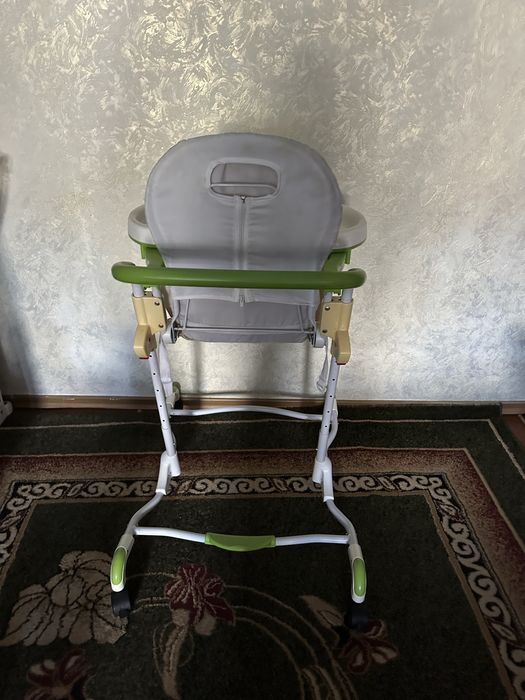 Столик для годування Geoby . В подарунок слюнявчик новенький