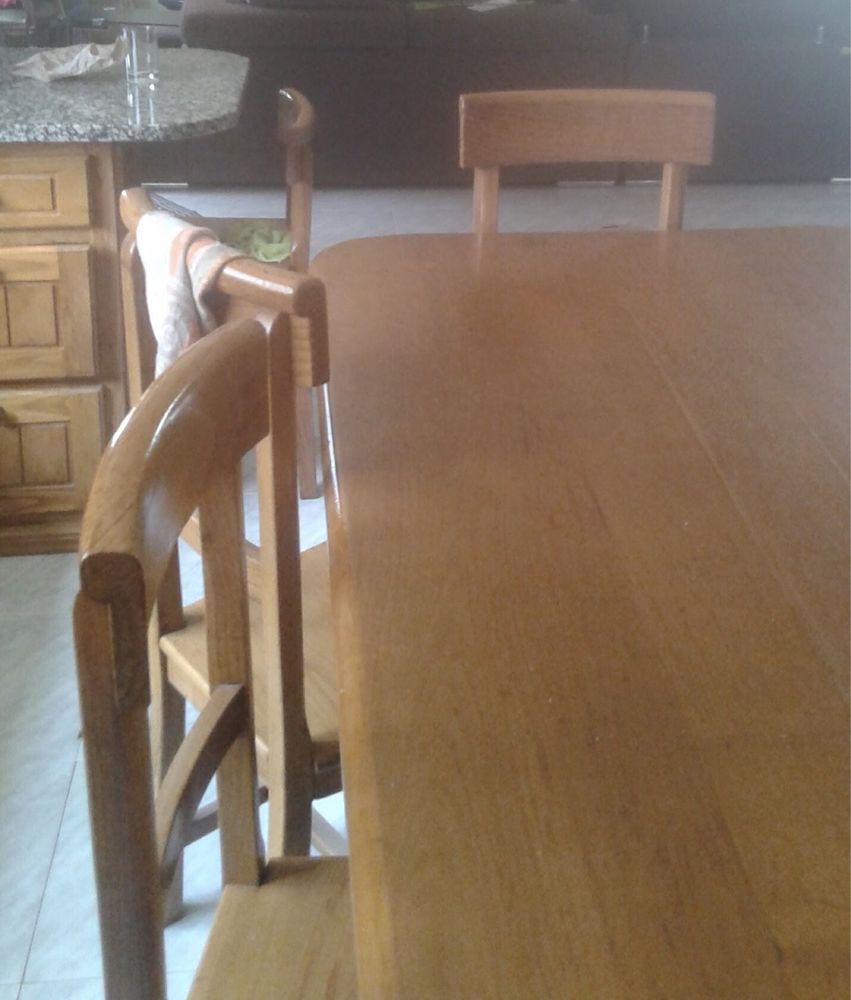 Mesa e 6 cadeiras em madeira de castanho.