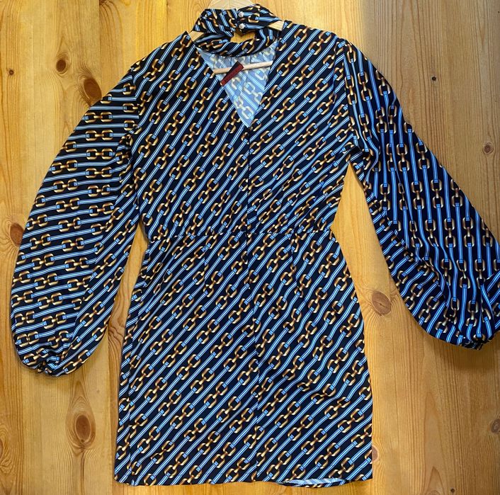 Sukienka Imperial stójka bufiasty długi rękaw glamour awangardowa