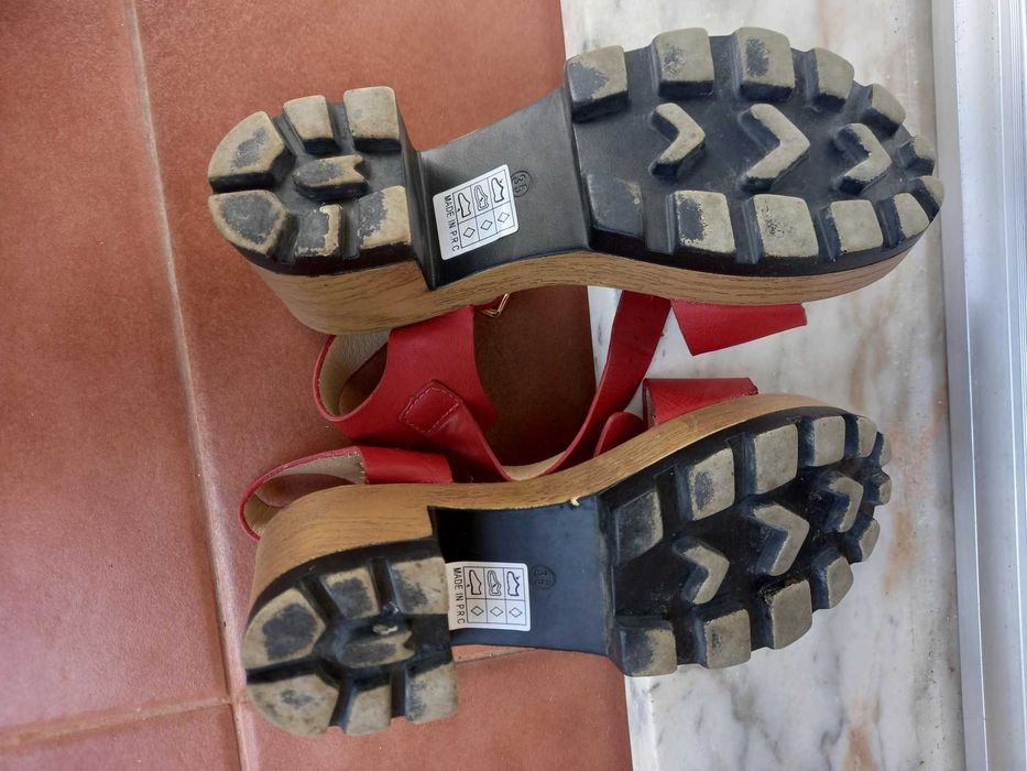 Sandálias vermelhas