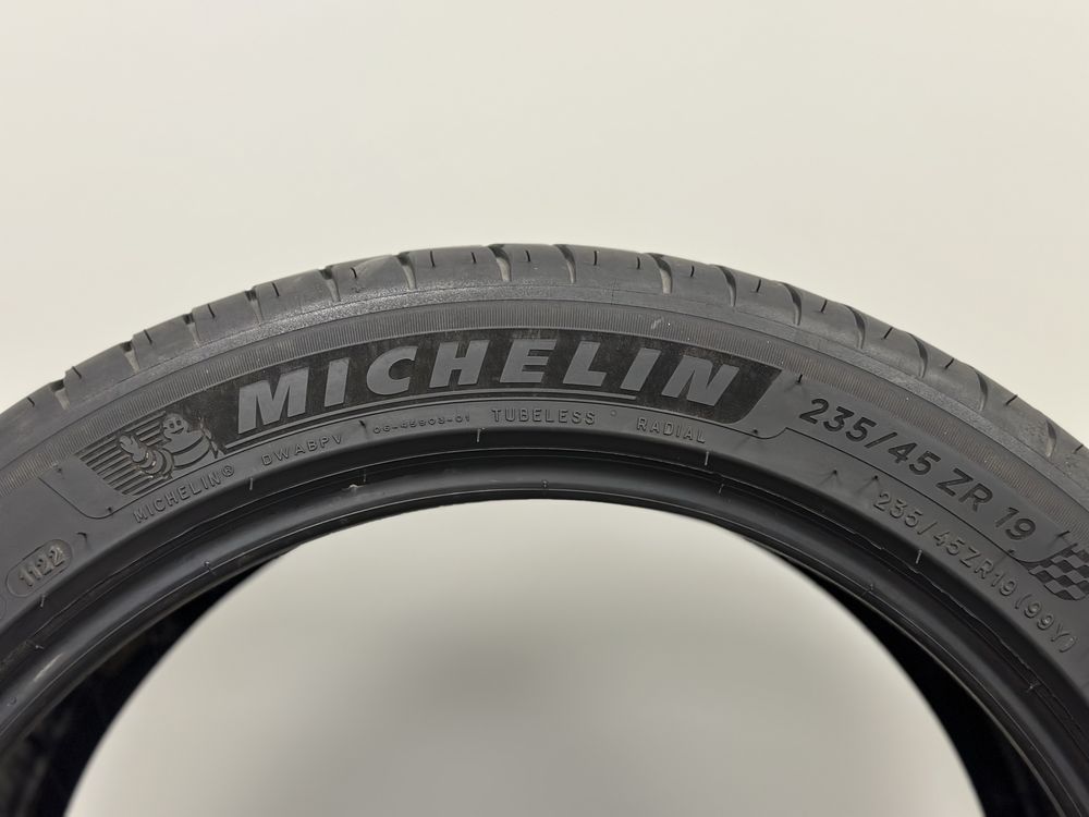 Літні шини Michelin PilotSport4 235/45 R19 99Y AO