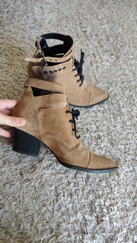 Botas pele cowboy 41
Pouco uso
Bershka