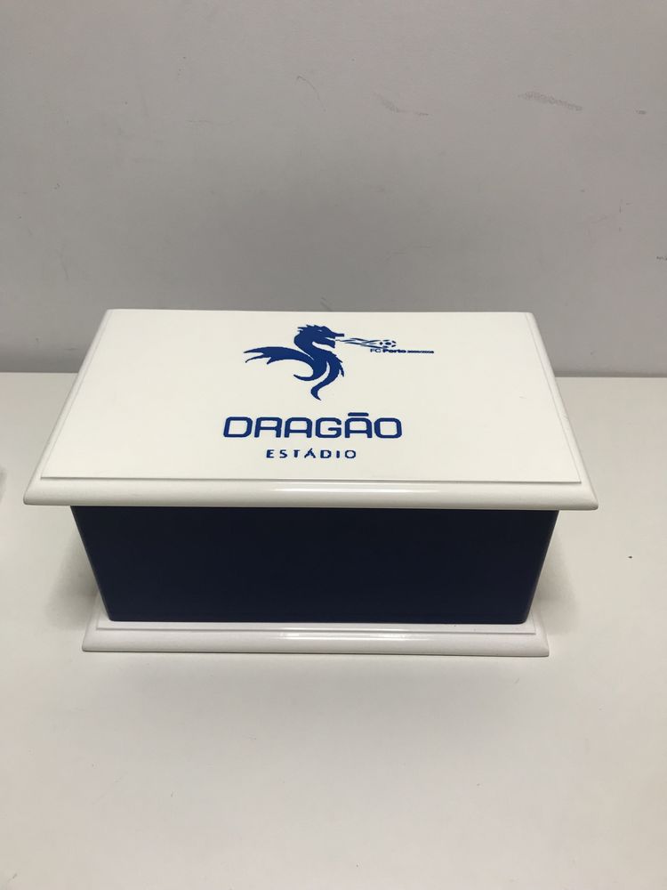 Caixa de madeira lacada símbolo do Dragão (FCP) originais