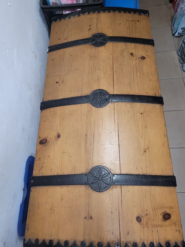 Skrzynia, kufer wiekowa drewno, piękne okucia