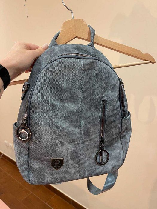 Vou vender uma mala de senhora, uma mochila