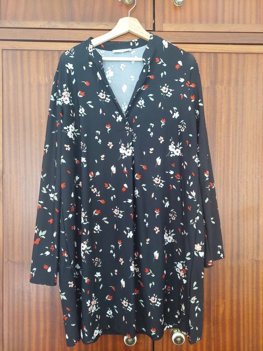 Vestido preto com flores Mango