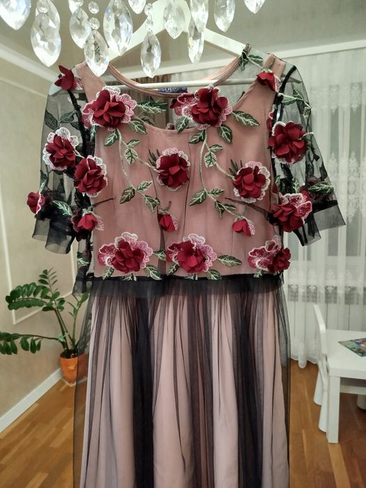 Нарядне плаття в новому стані