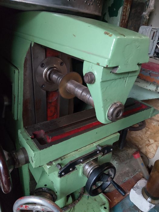 Продам металообробні верстати  токарний 1е61м і настільний фрезерний .