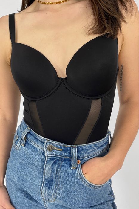 Безшовне боді з чашками та сітчастими вставками.