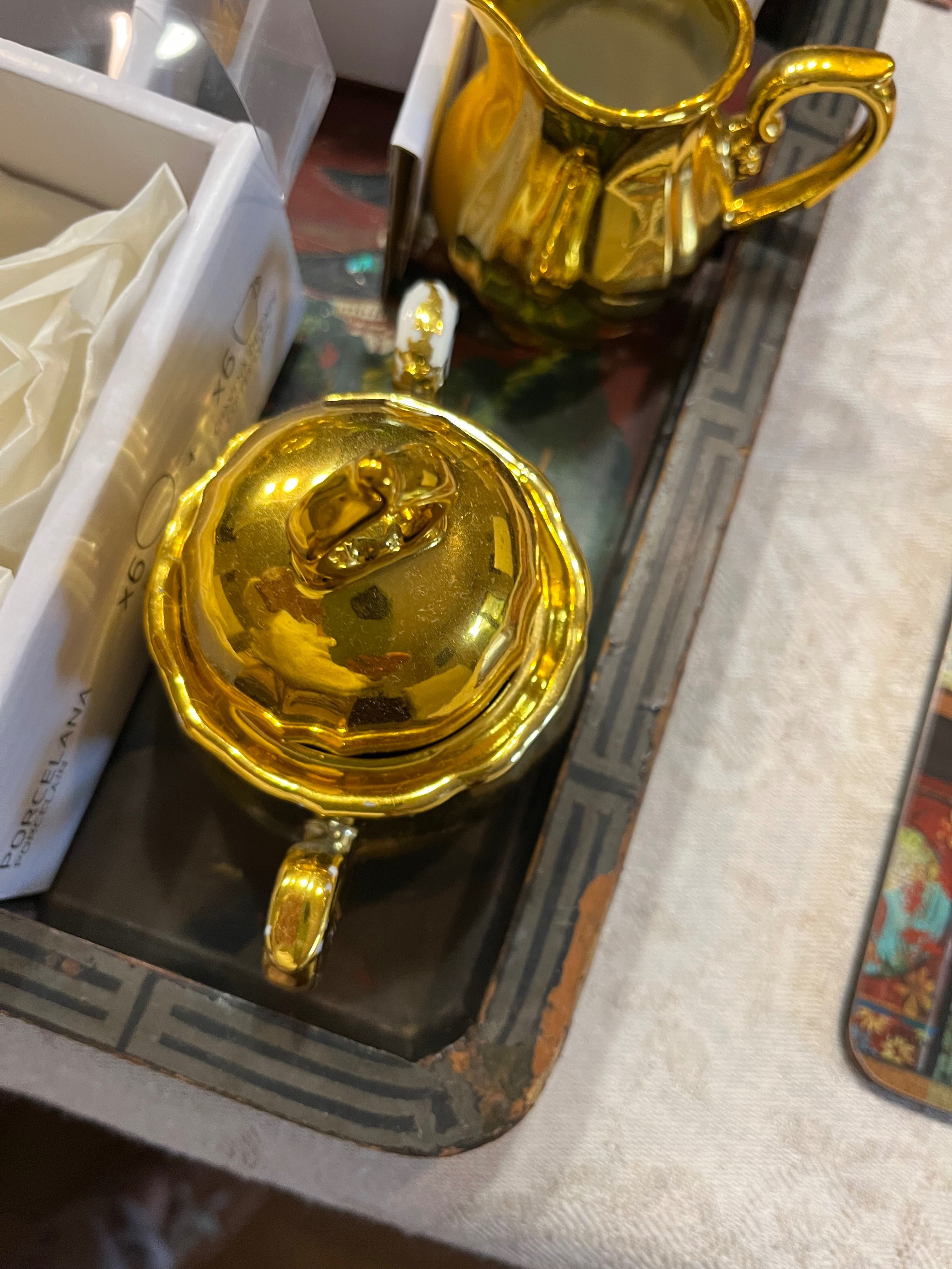 Serviço de Cha dourado