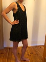 Elegancka sukienka, „mała czarna”, złote ćwieki, Free People, rozm. S