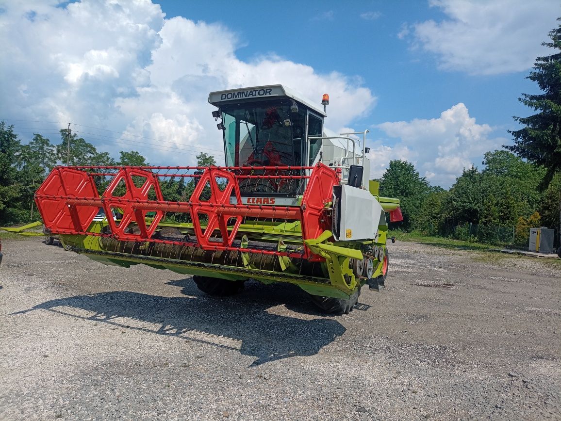 Claas Dominator 130  wraz z Hederem Claas C420