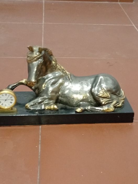 Estátua de Cavalo Deitado em Metal Pesado para decorar sala de estar