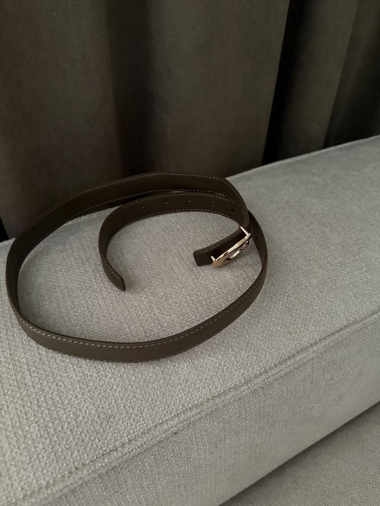 Pasek ze złotą klamrą C Coach, brązowy, nude, elegancki