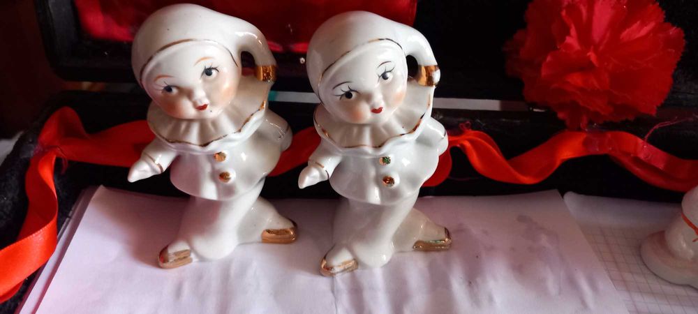 Bibelots variados, e miniaturas.