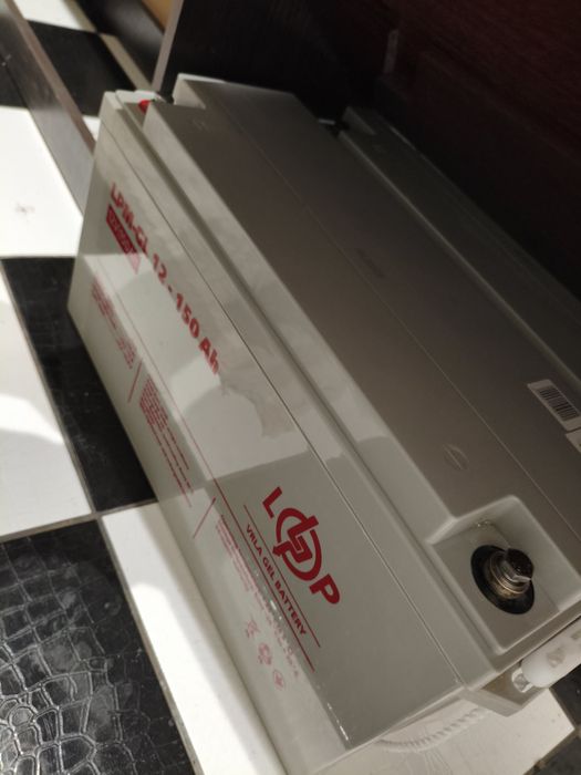 Акумулятори і інвертор безперебійне живлення