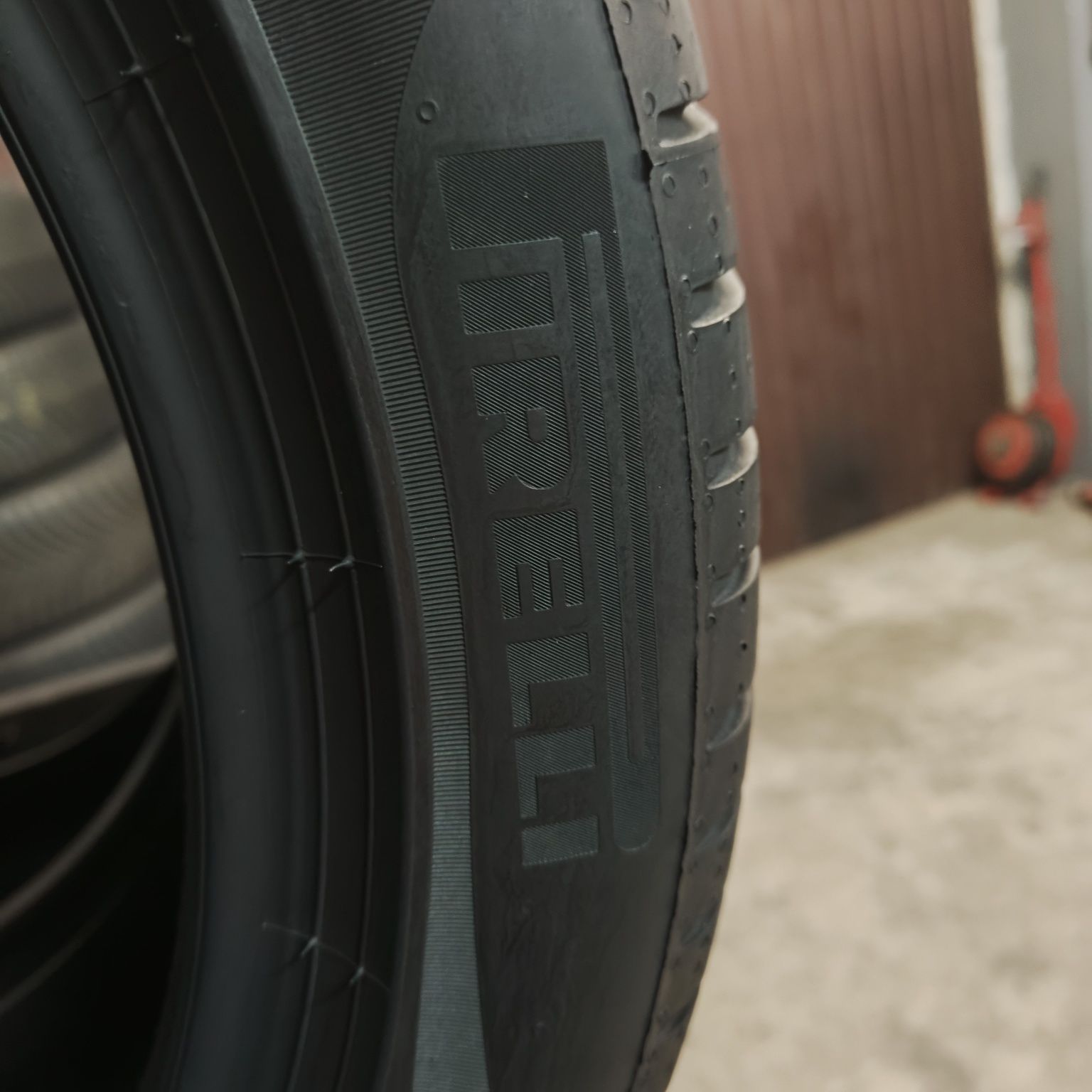 235/45/18 XL Sprzedam parę opon letnich Pirelli