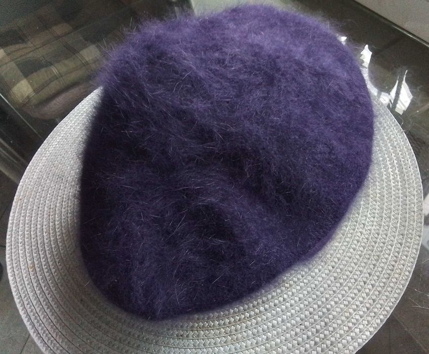 Женский берет из ангоры.