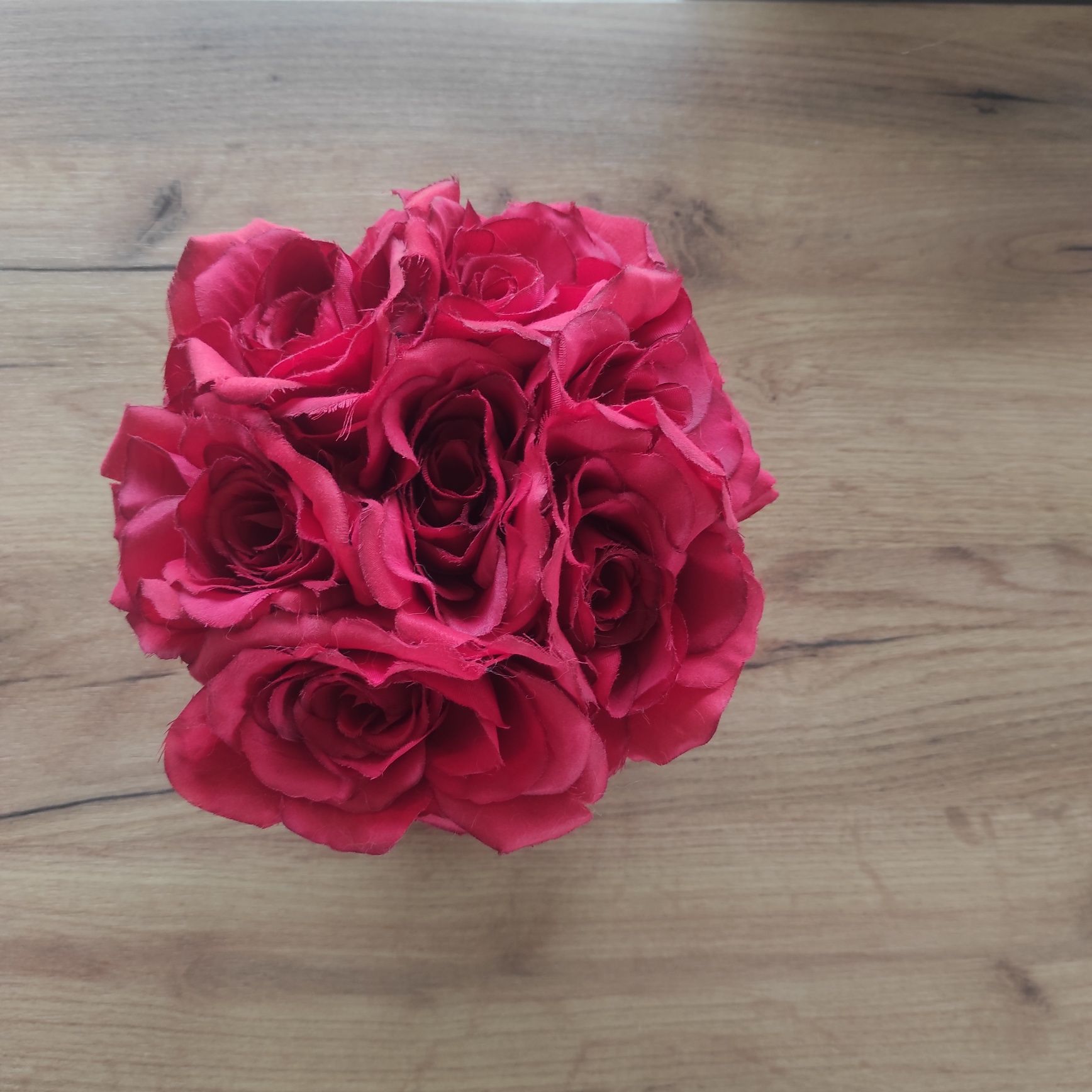 Flowerbox czerwone róże