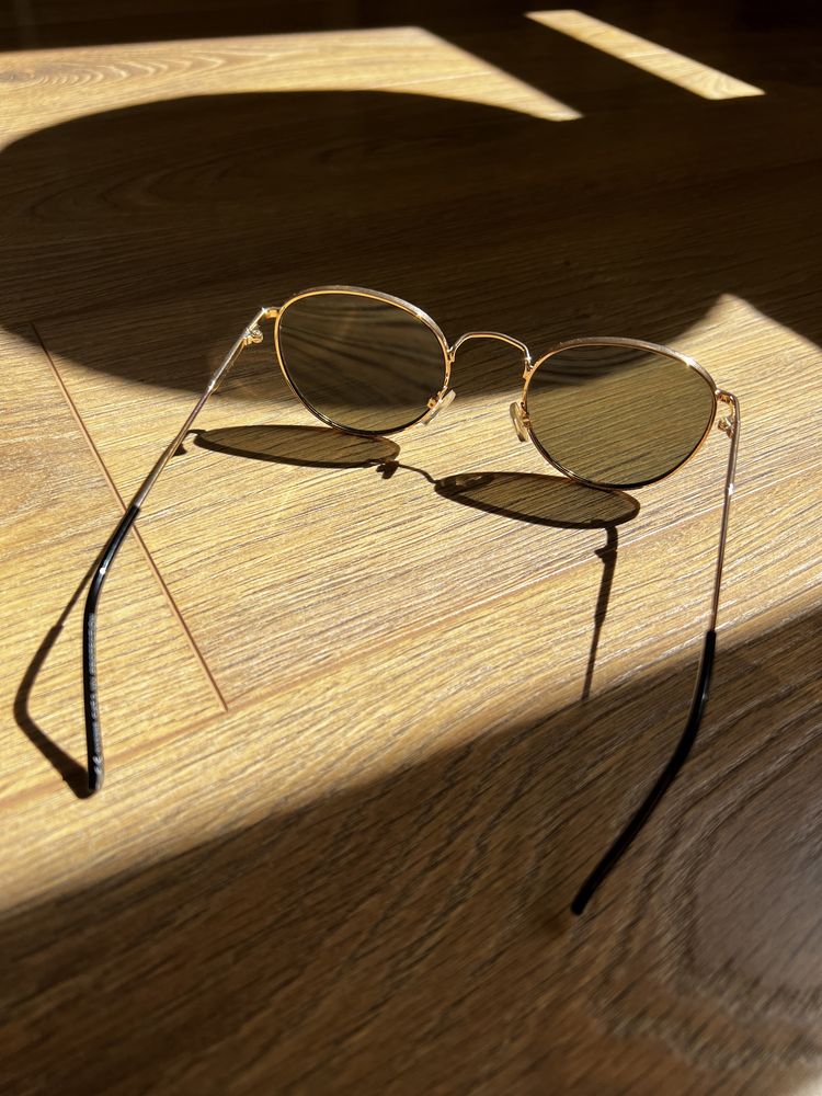 Óculos de sol armação dourada
