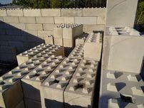 Betonowe bloczki LEGO, betonowe bloki , ściana oporowa , nocy