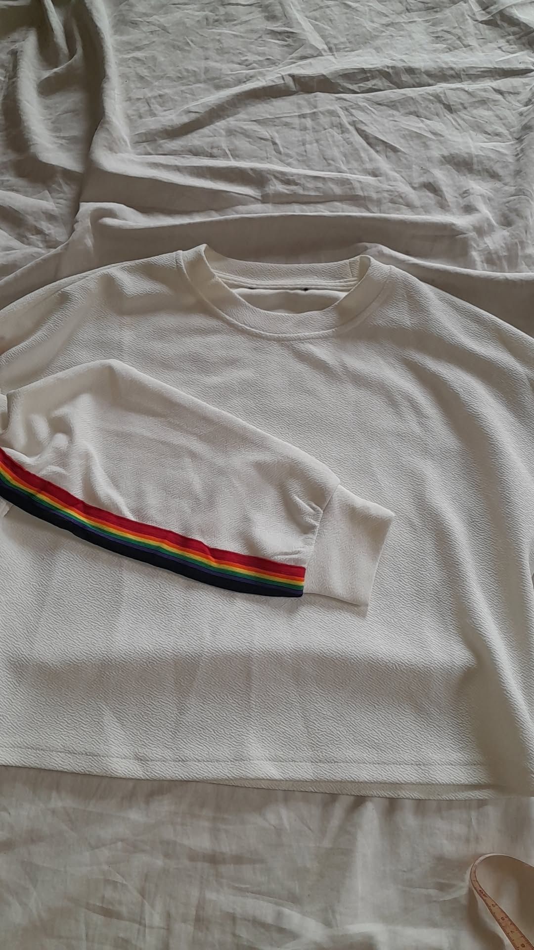 Bluza krótka odkryty brzuch biała tęcza bez kaptura