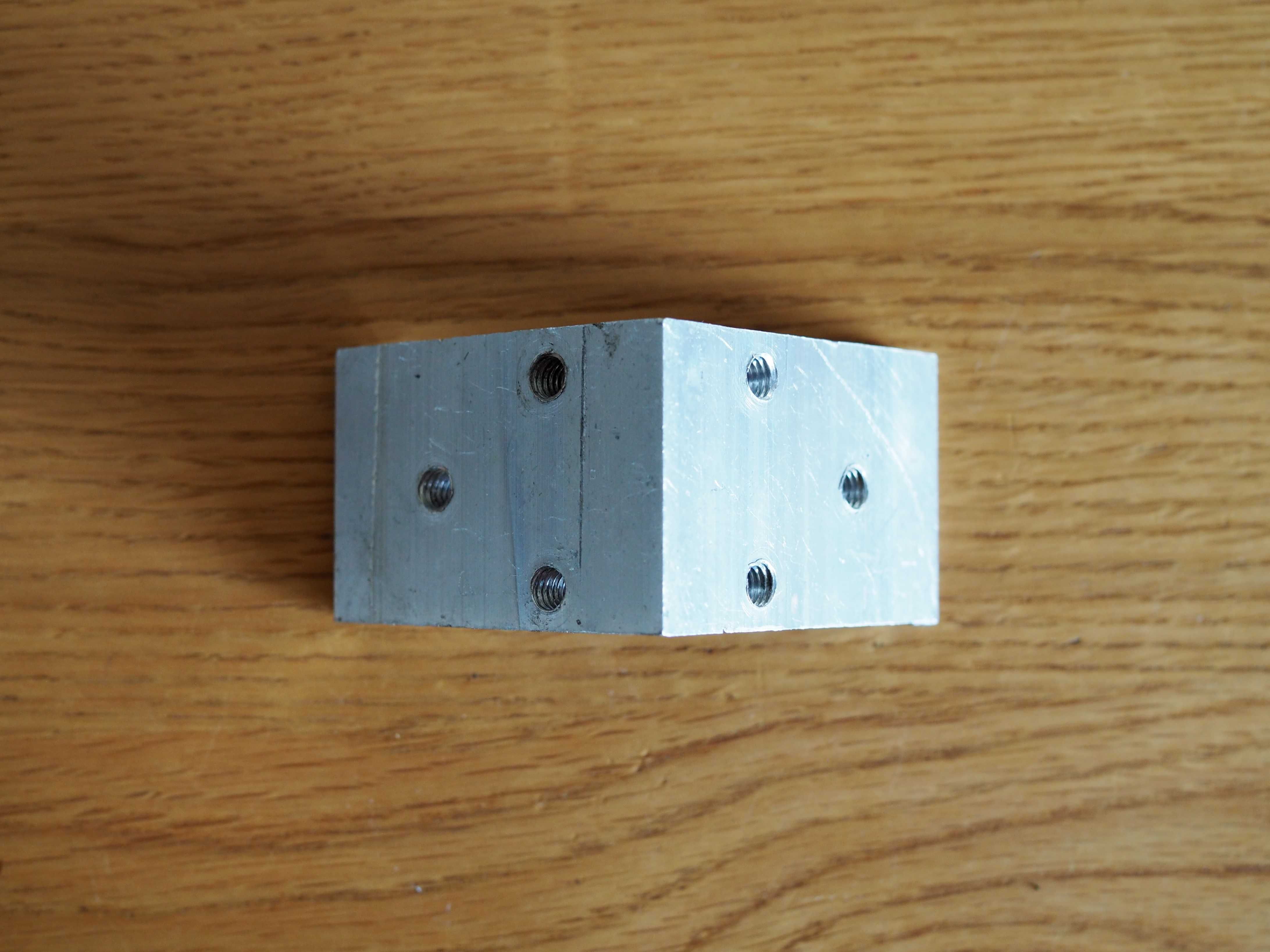 Kątownik montażowy aluminiowy 16 sztuk
