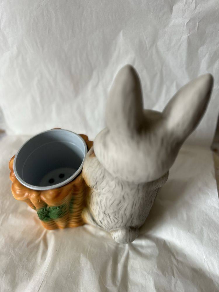 Vaso de porcelana em forma de coelho