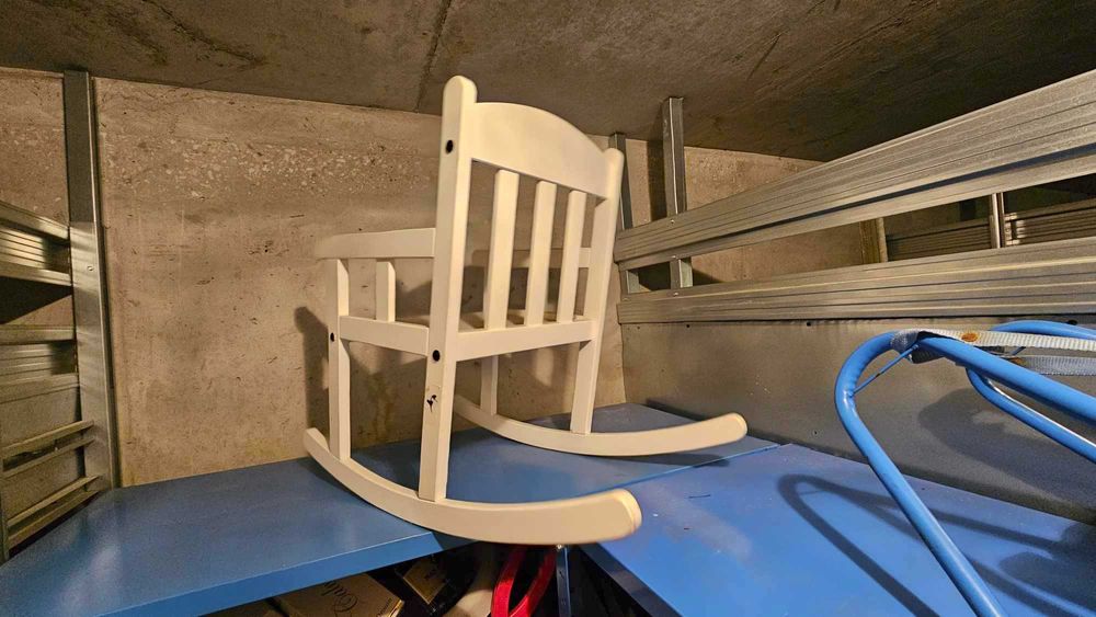 Biały bujany fotelik IKEA Sundvik