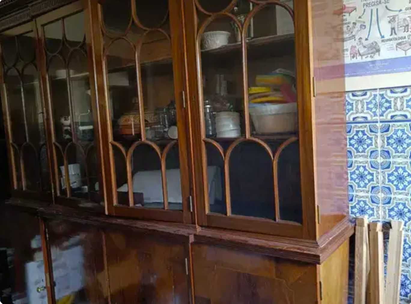 Cristaleira antiga grande e com muita arrumação
