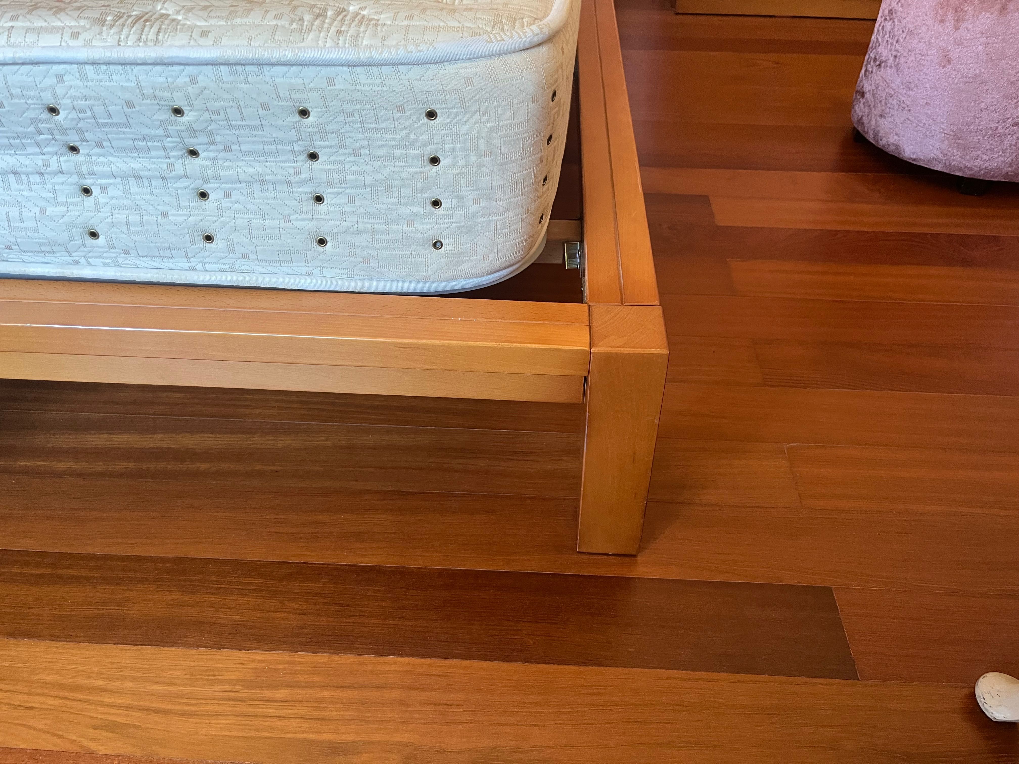 Cama de casal bom estado