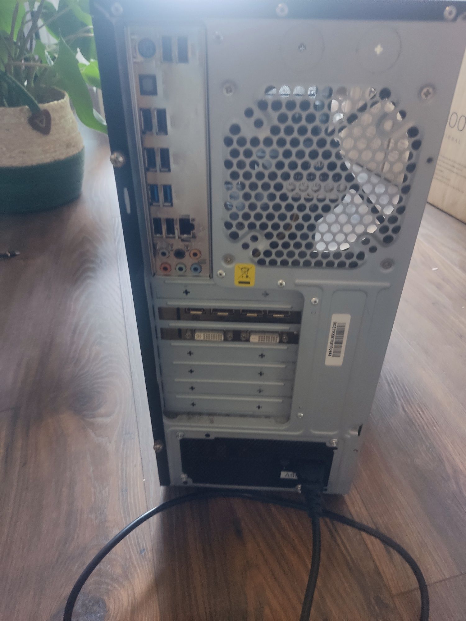 Komputer procesor 4x3.8ghz geforce GTX960 32gb RAM dysk 500gb