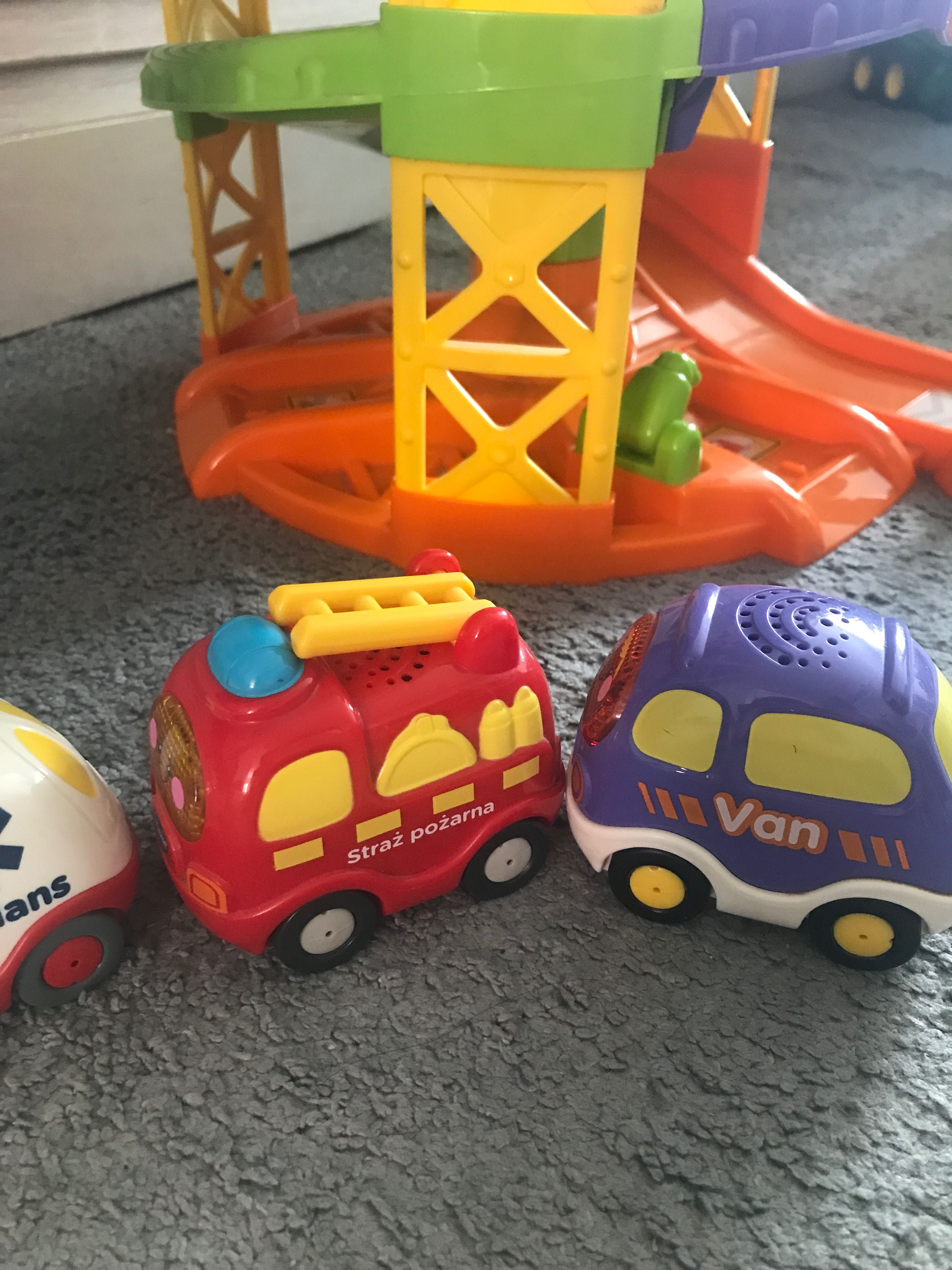 Wieża parkingowa Vtech z dodatkowymi autkami TutTut