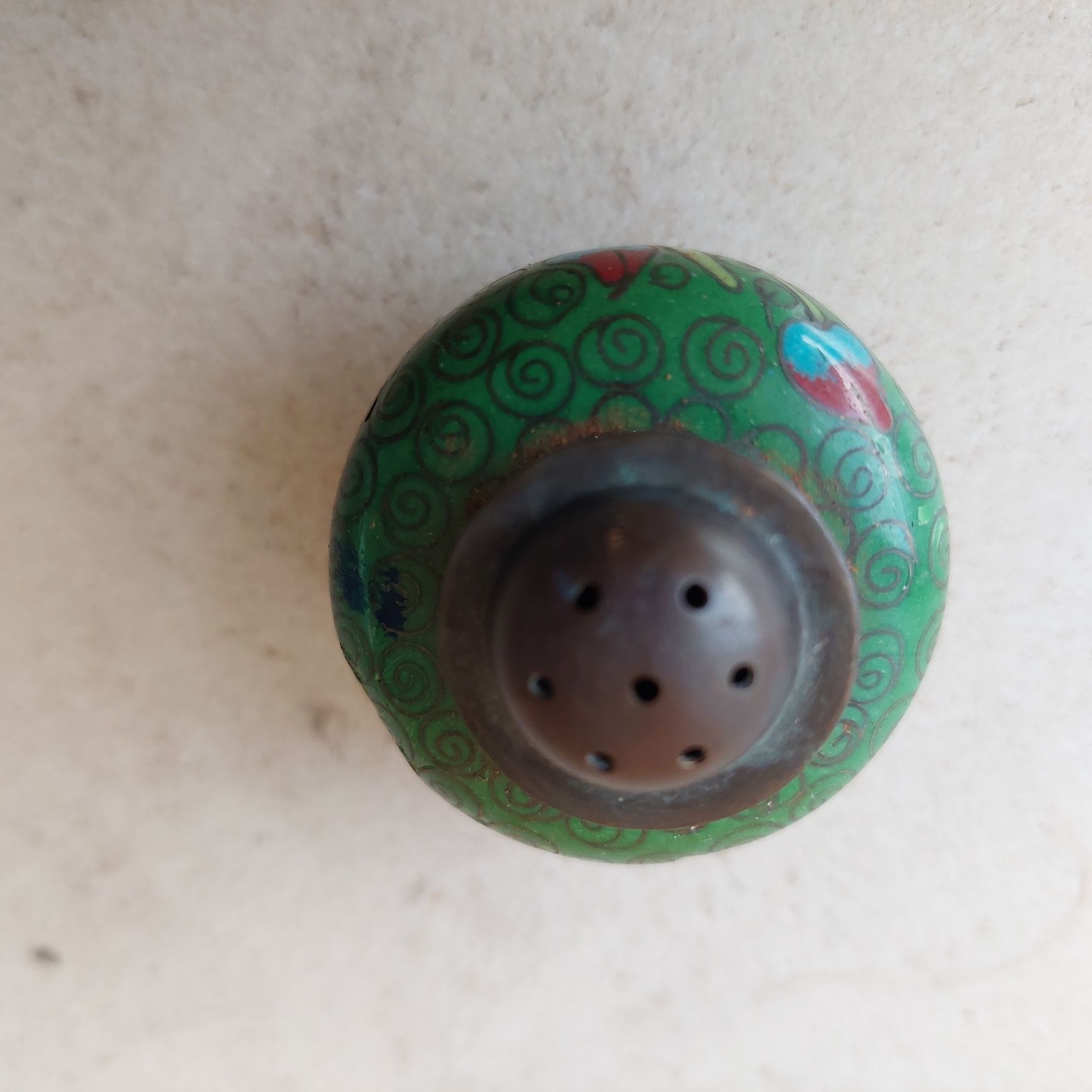 Saleiro antigo pintado, tampa em metal, peça bonita