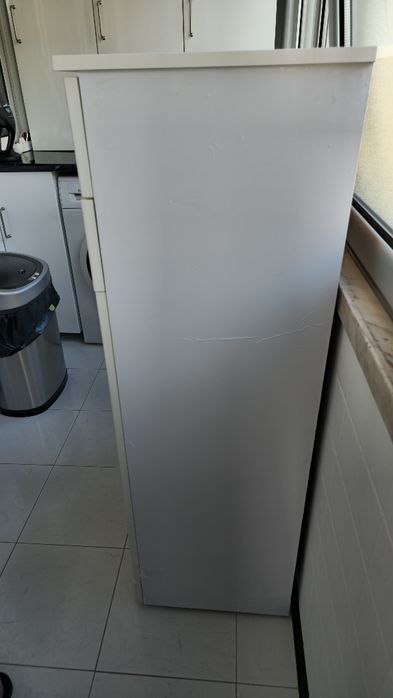 Armário branco lacado de apoio de lavandaria ou WC com TULHA