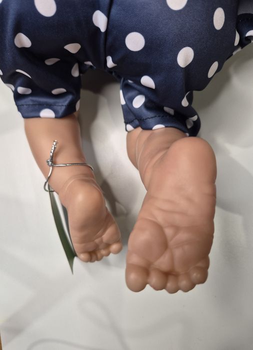 Realistyczna lalka bobas z niebieskimi oczami