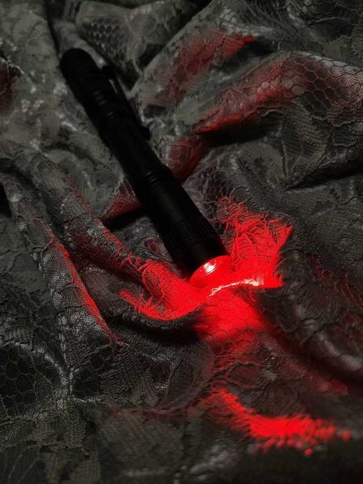 Ліхтарик з червоним світлом яскравий метал красный фонарик компакт